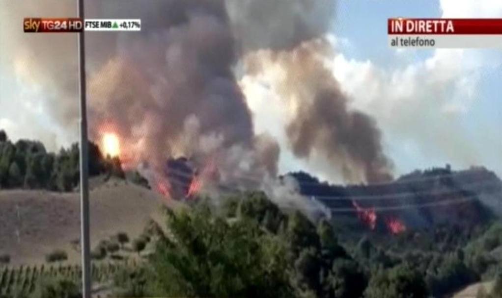 L&#39;incendio sulle colline di Ascoli, dopo l&#39;incidente. Ansa